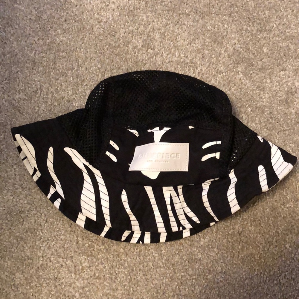 Mesh & zebra Dimepiece bucket hat